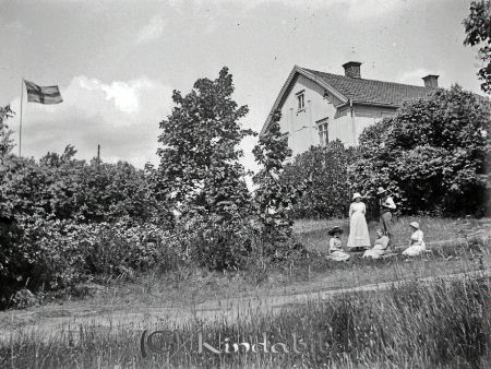 Grupporträtt Landskap Bebyggelse
godj
Grupporträtt Landskap Bebyggelse Hus. Vid Karleby gård i Kisa
Grupporträtt Fyrakvinnor och en man
Nyckelord: Grupporträtt Landskap Bebyggelse