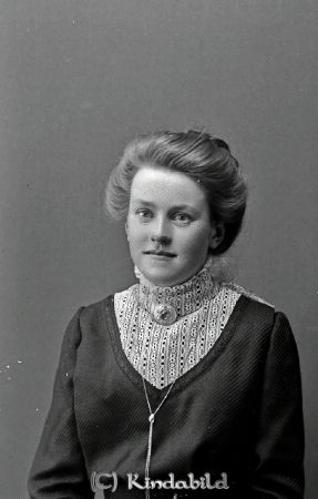 Hildur Engdahl Månhult Malexander
godj
Hildur Engdahl Månhult Malexander

raja
Hildur Amalia Engdahl född 1891 i Kisa, dotter till Gustaf Edvin Engdahl och Hilma Lovisa Andersdotter. Syster Anna Olivia född 1892 i Kisa.
Hildur dog ogift i Månhult 1956.
Källa : Kyrkoarkiv Kisa och Svensk dödbok. 
Källa: Gerd Pettersson

Nyckelord: Engdahl Månhult