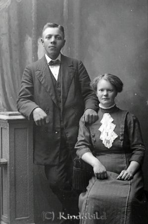 Erik Eng Långebro Horn
godj
Erik Eng Långebro Horn
Grupporträtt med en man och en kvinna

raja
Anders Erik Emanuel Eng född 1892 i Nykil, son till Anders Peter Andersson Eng född 1857 i Tidersrum och Johanna Ulrika Svensdotter född 1860 i Tjärstad.
Barn:
Anna Beata Maria 1880
Karl Axel Konrad Eng. 1882
Nils Arvid Hjalmar 1884
Alma Antonia 1886
Folke Esbjörn 1888
Tyra Sigrid 1890
Anders Erik Emanuel 1892
Ernst Josef 1894
Ruth Emilia 1896
Lilly Hildegard 1898
Karin Ingeborg 1898
Holger Valdemar 1900
1914 kom Erik Eng som statdräng till Väsby säteri. Gift 1913 med Ester Johansson född 1893 i Tidersrum och då bodde de i Långebro
Barn: Karl Erik Evert född 1913 och Nils Artur 1916 i Horn.
1927 kom familjen till Rystad
1940 bodde Erik Eng med en son i Linköping, hustrun var död.
Han gifte om sig 1944 i Linköping.
Brodern Arvid Eng född 1884 gifte sig med Jenny Viktoria född Nilsson född 1886 i Hägerstad. De fick dottern Britta född 1915. Hon gifte sig med Ragnar Svensson.
Källa: Folkräkning 1860-1947 
Källa: Gerd Pettersson

Nyckelord: Eng Långebro