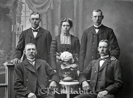 Konrad Fröjd Skördefall Kisa
godj
Konrad Fröjd Skördefall Kisa
Grupporträtt med fyra män och en kvinna

raja
Edvard Konrad Fröjd född 1878, son till livgrenadjär Johan Fredrik Fröjd född 1839 i Tidersrum och Karolina Jonsdotter född 1839 i Sund.
Barn:
Karl Johan född 1867 i Tidersrum
August Alfred född 1870 i Tidersrum
Anders Gustaf född 1872 i Tidersrum
Oskar Fredrik född 1875 i Tidersrum
Edvard Konrad född 1878 i Tidersrum
Familjen bodde i Lilla Åkerdal Tidersrum.
Källa: Folkräkning 1880 
Källa: Gerd Pettersson

Nyckelord: Fröjd Skördefall