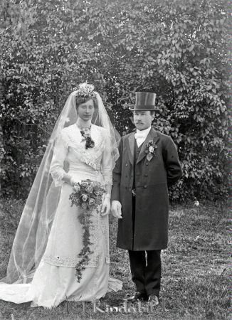 Emil Johansson Äleby Horn  (Skeppeberg)
godj
Emil Johansson Äleby Horn  (Skeppeberg)
Brudpar

raja
Johan Emil Johansson född 1884 i Horn och Selma Maria Samuelsson född 1888 i Malexander.
De fick dottern Sigrid Karin Andrea 1917.
Selma Samuelsson var dotter till
Anders Peter Edvard Samuelsson född 1858 och 
Kristina Karolina Augustsdr. född 1860 från Skeppeberg.
Syskon till Selma:
Karl Ernst Samuelsson 1885
Anna Alfrida 1892
Hans Anders Edvin 1905
Sigrid gift med Timar Gustafsson född 1915 i Västra Eneby. 
Källa: Gerd Pettersson

Nyckelord: Johansson Äleby