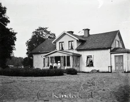 Bebyggelse Hus Grupporträtt
godj
Bebyggelse Hus Grupporträtt
Tre kvinnor står framför hus
Nyckelord: Bebyggelse Hus Grupporträtt
