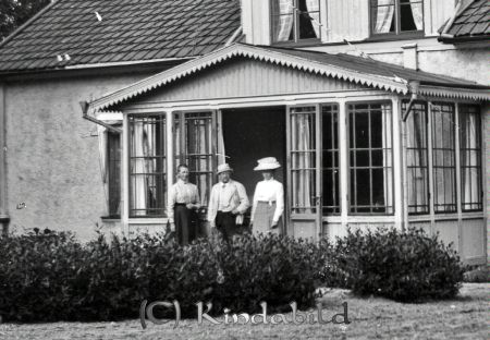 Bebyggelse Hus Grupporträtt
godj
Bebyggelse Hus Grupporträtt
Tre kvinnor står framför hus
Nyckelord: Bebyggelse Hus Grupporträtt
