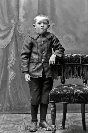 John Hult Månhult Malexander
godj
John Hult Månhult Malexander

raja
John Hult gift med Agda Hult, senare bosatta i torpet Appelkullen. Far till Inge, Lisbet och Hans Hult. 
Källa: Ingmar

Nyckelord: Hult Månhult