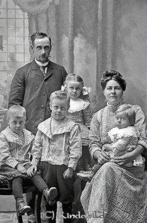 Viktor Simonsson Hofstad Hägerstad
godj
Viktor Simonsson Hofstad Hägerstad
Grupporträtt med en man en kvinna och fyra barn

raja
Viktor Simonsson född 1875 i Kättilstad med hustru Signe Maria Matilda Johansdotter född 1881 i Kättilstad med barnen
Simon Viktor född 1907
Johan Erik född 1908
Anna Valborg född 1910
Göte Arvid Albin född 1912 alla i Kättilstad.
1928 flyttar familjen med 8 barn till Bankekinds församling.
Viktor Simonsson dog 1953 i Lugnet Bankekind och hustrun 1952.
Källa: Församlingsbok Hägerstad. 
Källa: Gerd Pettersson

Nyckelord: Simonsson Hofstad