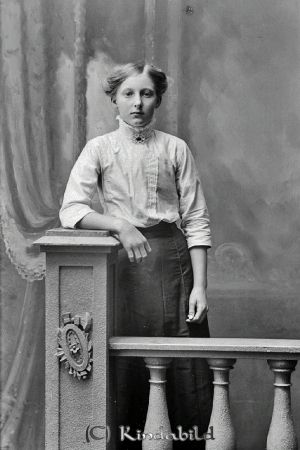Ester Andersson Lumpmålen Malexander
godj
Ester Andersson Lumpmålen Malexander

raja
Ester Ida Elisabet Andersson född 1898, dotter till Anders Viktor Andersson och Anna Lovisa Leandersdotter född 1867 i Kisa.
Barn:
Anders Gustaf Gillis 1894-08-29
Karl Oskar Robert 1896-07-29
Ester Ida Elisabet 1898-09-13
Anna Sofia Rut 1901-01-03
David Ejnar 1903-03-29
Axel Gunnar 1903-03-29
Axel Viktor Yngve 1904-03-31
Otto Folke 1906-03-09
David Ragnar 1909-05-10.
Ester Andersson gifte sig med Axel Verner Gustafsson född 1889 i Ulrika.
Barn: Kurt Axel Ragnvald född 1926 i Malexander
Gunvor Ulla Birgitta född 1931 i Ulrika.
1940 bodde de i Kvarnstugan Nargöl.
Källa: Folkräkning 1940 
Källa: Gerd Pettersson

Nyckelord: Andersson Lumpmålen