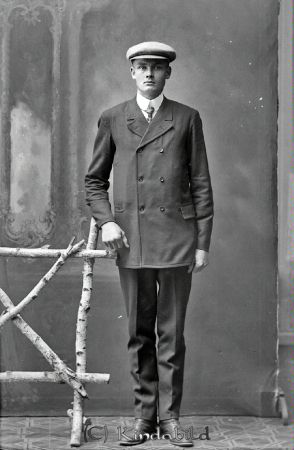 Haldor Kastensson Kisa
godj
Haldor Kastensson Kisa

raja
Min mormors bror. Mormor hette Kristina "Stina" Kastensson, född 1909 död 1990 
Källa: AL

raja
Haldor Mauritz Karlborg-Kastensson född 1901 i Kisa, son till Karl Gustav Svensson Kastensson född 1873 i Kisa och Anna Matilda Svensdotter född 1871 i Kisa.
Han var gift 1933 och dog 1976 i Vallnäs station Ingatorp.
Källa: Kyrkoarkiv Kisa och Sv dödbok 
Källa: Gerd Pettersson

Nyckelord: Haldor Kastensson