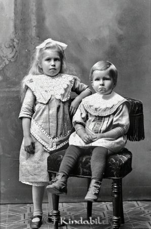 Otto Jakobsson Rumma Horn
godj
Otto Jakobsson Rumma Horn
Grupporträtt med två barn

raja
Till höger sonen John Jakobsson 1910-1976. Bosatt i Kisa på Enebygatan 38. Gift med Ingrid 1938. 
Källa: Gerd Pettersson

Nyckelord: Jakobsson Rumma