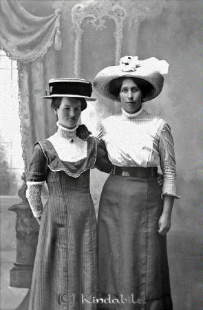 Nanny Svensson Höckhult Tidersrum
godj
Nanny Svensson Höckhult Tidersrum
Grupporträtt med två kvinnor
Nyckelord: Svensson Höckhult