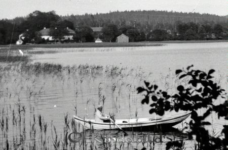 Landskap Båt Föllingsö säteri
godj
Landskap Båt Föllingsö säteri
En man i roddbåt på sjön Nedre Föllingen med Föllingsö sätesgårt i bakgrunden
Nyckelord: Landskap Båt Föllingsö