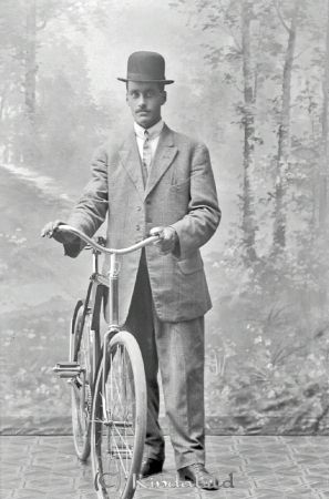 A C Borg Gröndal Hycklinge
godj
A C Borg Gröndal Hycklinge
En man med en cykel
Nyckelord: Borg Gröndal