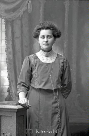 Ebba Bjur Kjusebo Ulrika
godj
Ebba Bjur Kjusebo Ulrika

raja
Ebba Gunilda Bjur född 1894 i Törnevalla.
Hon var fosterdotter hos Karl Fredrik Olsson och Josefina Elisabet Karldotter. Familjen kom till Kjusebo 1909 från Vist.
Ebba gifte sig med Helmer Ericson (1896-1967) och bosatte sig i Kisa. 1970 bodde hon på Fimongatan 13.
Källa: Kyrkoarkiv Kisa och Sv dödbok 
Källa: Gerd Pettersson

Nyckelord: Bjur Kjusebo