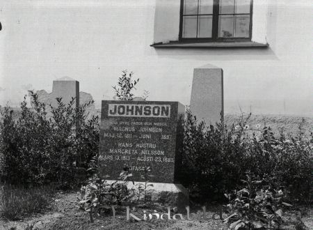 Johnsson  gravsten
godj
Johnsson  gravsten
Johnsson  gravsten   Stenen är troligen borta nu 
I kyrkböckerna skrivs han som Magnus Johansson gift med Margareta Nlsson. De kom från Djursdala  hade fyra söner 
Magnus far hette Johan Johansson och mor   Ingrid Persdotter och bodde i <<<<<<<lövdala, Kisa

Nyckelord: Johnsson gravsten