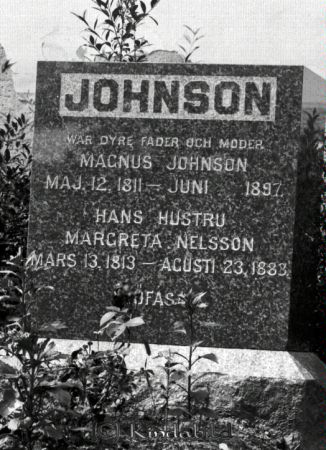 Johnsson  gravsten
godj
Johnsson  gravsten   Stenen är troligen borta nu 
I kyrkböckerna skrivs han som Magnus Johansson gift med Margareta Nlsson. De kom från Djursdala  hade fyra söner 


Längst ned på stenen kan läsas Löfåsa  och bodde i Lövåsa
Nyckelord: Johnsson gravsten