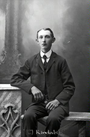 Gillis Andersson Lumpmålen Malexander
godj
Gillis Andersson Lumpmålen Malexander

raja
Gillis Andersson född 1894 i Malexander, son till Anders Viktor Andersson och Anna Lovisa Leandersdotter född 1867 i Kisa.
Syskon:
Karl Oskar Robert född 1896
Ester ida Elisabet född 1898
Anna Sofia Rut född 1901
Axel Gunnar född 1903
David Einar född 1903
Axel Viktor Yngve född 1904
Otto Folke född 1906
David Ragnar född 1909
Källa: Folkräkning 1860-1947 
Källa: Gerd Pettersson

Nyckelord: Andersson Lumpmålen