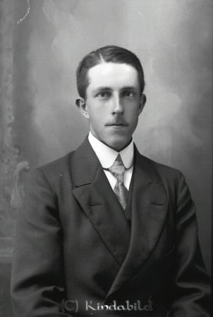 Herman Tell Bjärkeryd
godj
Herman Tell Bjärkeryd

raja
Karl Adolf Herman Tell född 1893 i Linköping.
Skrivs som bromsare 1913. Flyttade till Nyköping 1918.
Död i Norrköping 1972
Källa: Kisa kyrkoarkiv och Sv dödbok 
Källa: Gerd Pettersson

Nyckelord: Tell Bjärkeryd