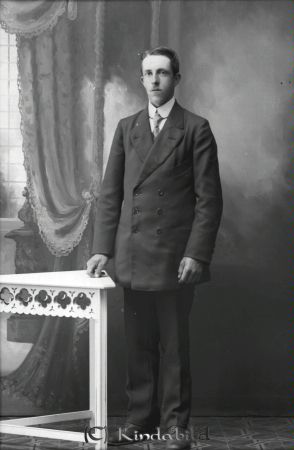Herman Tell Bjärkeryd
godj
Herman Tell Bjärkeryd

raja
Karl Adolf Herman Tell född 1893 i Linköping.
Skrivs som bromsare 1913. Flyttade till Nyköping 1918.
Död i Norrköping 1972
Källa: Kisa kyrkoarkiv och Sv dödbok 
Källa: Gerd Pettersson

Nyckelord: Tell Bjärkeryd