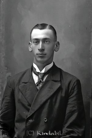 Axel Andersson Jonsbo Mjölsefall
godj
Axel Andersson Jonsbo Mjölsefall

raja
Axel Anderson född 1892 i Tidersrum son till Anders Gustav Andersson född 1856 och Juliana Olivia Andersson född 1861 i Västra Ryd.
Källa: SVAR Kyrkoarkiv Kisa. 
Källa: Gerd Pettersson 

raja
Bodde på S.Prästgatan 11 Kisa .Gift med Ester och far till Folke Andersson S.Prästgatan 13. 
Källa: Birgitta Petersson


Nyckelord: Andersson Jonsbo
