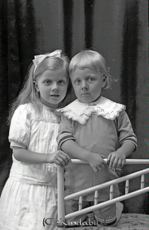  Wachenfeldt Kisa
 godj
Wachenfeldt Kisa
Grupporträtt med två barn

raja
Gudrun Evelina Maria född 1907 och Curt von Wachenfeldt född 1910. 
Källa: Gerd Pettersson

Nyckelord: Wachenfeldt Kisa