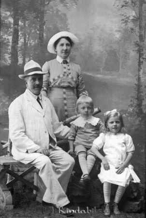  Wachenfeldt Kisa
 godj
Wachenfeldt Kisa
Grupporträtt med en man och en kvinna samt två barn

raja
Apotekare Karl von Wachenfeldt född 1864 och hans hustru Maria Vendela född 1867 med barnen Gudrun Evelina Maria född 1907 och Curt född 1910. 
Källa: Gerd Pettersson

Nyckelord: Wachenfeldt Kisa