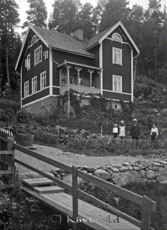 Familjen Gilbert - Mjällerum
godj
Huset Björkdala, Mjällerum, Kisa. Byggt 1910. Fam. Gilbert 
Nyckelord: Gilbert Björkdala