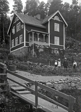 Familjen Gilbert - Mjällerum
godj
Huset Björkdala, Mjällerum, Kisa. Byggt 1910. Fam. Gilbert 
Nyckelord: Gilbert Björkdala