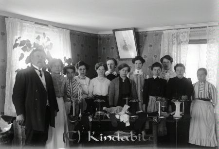 Grupporträtt
godj
Grupporträtt 
Grupporträtt med elva kvinnor och en man samlade hemma
Kanske en studiecirkel, där sakerna på bordet tillverkats
Nyckelord: Grupporträtt Studiecirkel