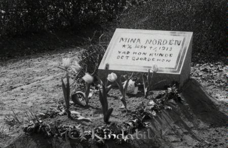 Mina Nordéns grav  Landskap
godj
Mina Nordéns grav  Landskap

raja
raja
Katarina Wilhelmina Nordén född 1854-09-22 i Bollnäs, död 
1913-08-15 i Dalkulla Kisa.
Källa: Sv dödbok 
Källa: Gerd Pettersson

Nyckelord: grav Landskap