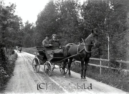 Landå
godj
Landå (Troligen Hjorts landå) påresa med två män på landsvägen med en 
svart häst
Nyckelord: Landå