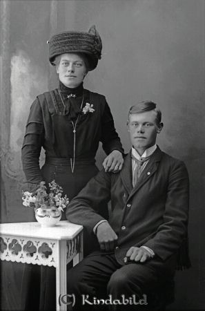 Sigfrid Farman, Kjusebo
godj
Sigfrid Farman, Kjusebo Grupporträtt med en man och en kvinna

raja 
Sigfrid Farman född 1894 i Kisa, son till Karl Fredrik Farman, Kjusebo.
Med på bild är systern Nanny Farman. 
Källa: Kyrkoarkiv Kisa 
Källa: Gerd Pettersson 

Nyckelord: Farman Kjusebo