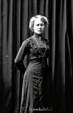 Hilma Rundbom Kisa
godj
Hilma Rundbom Kisa

raja
Hilma Sofia Rundbom född 1888 i Kisa, dotter till arrendatorn i Boås Anders Gustaf Rundbom född 1858 i Kisa och Katarina Sofia Andersdotter född 1861 i Kisa.
Källa; Folkräkning 1910. 
Källa: Gerd Pettersson 

Nyckelord: Hilma Rundbom