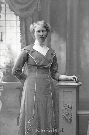 H Rundbom Grönede
godj
H Rundbom Grönede

raja
Hilma Sofia Rundbom född 1888 i Kisa, dotter till arrendatorn i Boås Anders Gustaf Rundbom född 1858 i Kisa och Katarina Sofia Andersdotter född 1861 i Kisa.
Källa; Folkräkning 1910. 
Källa: Gerd Pettersson 

Nyckelord: Rundbom Grönede
