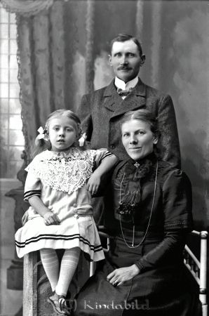 O Andersson Fröåsa
godj
O Andersson Fröåsa
Grupporträtt av en man en kvinna och ett barn

raja
Sanna och Oskar Andersson med enda barnet, dottern Vera, Norrgården, Fröåsa. Vera gifte sig med Algot Gustavsson. 
Källa: Christina Rofors
Nyckelord: Andersson Fröåsa