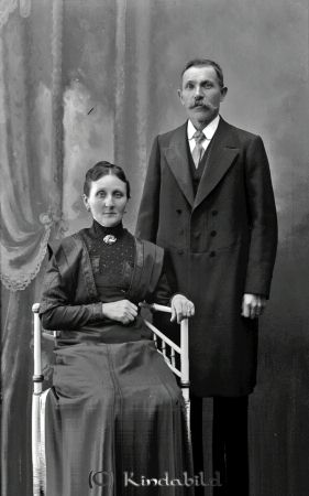 Gust Ljunggren Kisa
godj
Gust Ljunggren Kisa
Grupporträtt med en man och en kvinna

raja
Gustaf Adolf Ljunggren född 1863 i Norra Vi med hustru Augusta Matilda född Pettersson 1867. Dotter Hulda född 1894 i Asby.
 Gustaf Adolf dog1948 och Augusta 1949 i Lövingsborg Kisa
 Källa: Sv dödbok 
Källa: Gerd Pettersson
Nyckelord: Gust Ljunggren