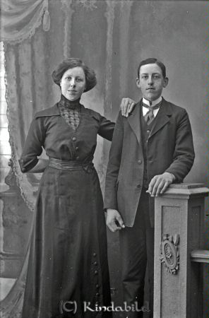 Astrid Karlsson Holma Horn
godj
Astrid Karlsson Holma Horn
Grupporträtt med en man och en kvinna

raja
Ynglingen är Astrids bror och heter Karl. Astrid var född 1895 och är alltså 18 år. 
Källa: berndt asklöf
Nyckelord: Karlsson Holma