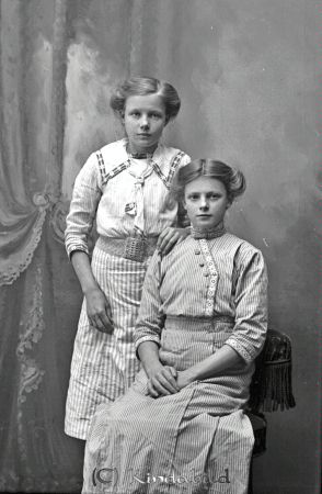 Signe och Helga Andersson Yxefall
godj
Signe och Helga Andersson Yxefall
Grupporträtt med två kvinnor
Nyckelord: Signe Helga