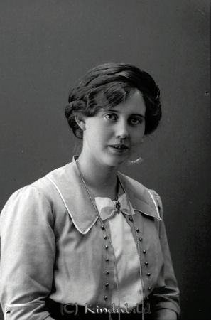 Astrid Dahlqvist  Föllingsö  Kisa
godj
Astrid Dahlqvist  Föllingsö  Kisa

raja
Astrid Charlotta Emerentia Dahlkvist född 1895 i Kristberg.
Föräldrar: Se bild 6234. 
Källa: Gerd Pettersson

Nyckelord: Dahlqvist Föllingsö
