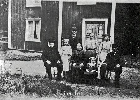 C J Cardell Graf Tidersrum
godj
C J Cardell Graf Tidersrum
Grupporträtt med åtta personer framför huset Graf
Bebyggelse
gepe
Karl Johan Cardell, arrendator i Graf, född 1876 i Tidersrum med hustru Hedda Sofia Johansson född 1878 i Malexander.
Barn:
Sigrid Charlotta Sofia född 1897
Betty Hedvig Lydia född 1903
Karin Gunhild Vilhemina född 1908
Alla födda i Tidersrum.
Den äldre mannen till vänster är gratialisten Karl August Kardell född 1848 i Norra Vi.
Källa: Folkräkning 1910.
Nyckelord: Cardell Graf