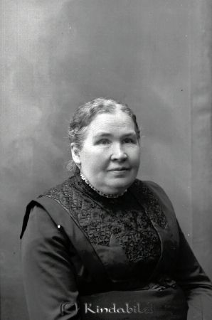 Fru Larsson Karleby
godj
Fru Larsson Karleby

raja
Fru Lovisa Kristina Larsson född 1856 i Kisa, hustru till häradsdomare Viktor Larsson Karleby gård.
Källa: Sv Gods och Gårdar. 
Källa: Gerd Pettersson 

Nyckelord: Larsson Karleby