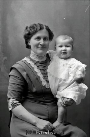 Fru Nilson  Kisa
godj
Fru Nilson  Kisa
Grupporträtt med en kvinna och ett barn

raja
Gerda Charlotta Andersson född 1879 med sonen Geisner född 1913 i Hotell Svea, Kisa.
Fadern Målare August Nilsson född 1879.
Källa: SVAR 
Källa: Gerd Pettersson

Nyckelord: Nilson Kisa