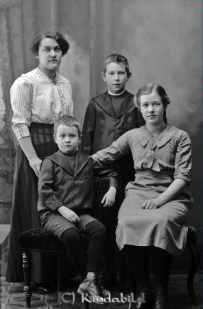 Olsson Hag
godj
Olsson Hag
Grupporträtt med fyra personer

raja
Foto föreställer Anna Olsson i Hag, Västra Eneby med barnen Harald (stående) och Erik och Elsa (sittande). Harald (11 år), Erik (8 år) och Elsa (14 år) var kusiner med min far Stig Weiler. 
Källa: TeWe
Nyckelord: Olsson Hag