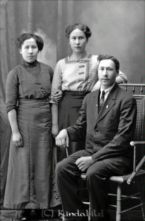 Beda Gustafsson Bromhult
godj
Beda Gustafsson Bromhult
Grupporträtt med två kvinnor och en man

raja
Fr v Beda Karolina född 1889, Tekla Susanna född 1893 och Jajob Emanuel född 1890.
Barn till Gustaf Alfred Jakobsson född 1862 i Horn och Hulda Kristina Karlsdotter född 1861 i Horn.
Källa: Folkräkning 1900. 
Källa: Gerd Pettersson 

Nyckelord: Gustafsson Bromhult