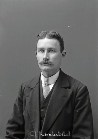 Ture Skarin Kisa
godj
Ture Skarin Kisa

raja
Thure Leonard Skarin född 1886-08-26 i Aska Slaka församling. Död 1949-04-05 i Blockängen Froghult �?stergärd. Enl dödboken var han ogift.
Fadern var grenadjären Carl Magnus Skarin född 1858-10-23 i Kärna församling och modern Anna Charlotta Carlsdotter född 1867-03-02 i Tjärstad.
Familjen flyttade till Amerika 1888-08-03. 
Källa: Gerd Pettersson

Nyckelord: Ture Skarin
