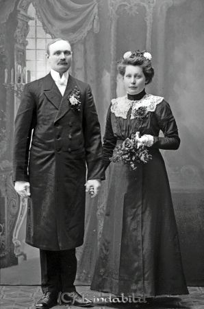 Axel Andersson Höckhult
godj
Axel Andersson Höckhult
Porträtt med brudpar  bröllop eller vigsel

raja
Axel Herman Andersson och Hilda Amalia Gustavsson. De bodde i Oppgården i Hökhult, där Axel var sjätte generationen. Hilda kom från Appeldalen, Slätmon. De var min farmors föräldrar. 
Källa: Ann-Sofie Olovsson
Nyckelord: Andersson Höckhult
