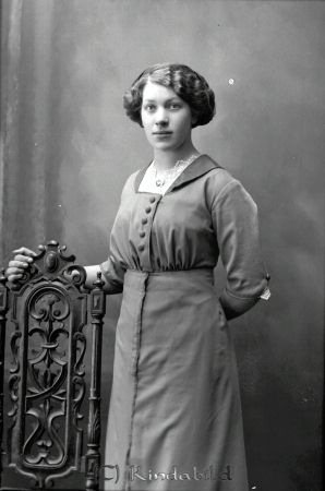 Karin Dahlgren Kisa
godj
Karin Dahlgren Kisa

raja
Katarina (Karin) Dahlgren, dotter till Arvid och Lovisa Dahlgren, Jonsbo, Horn. Hon gifte sig 1920 med Harald Franzén. De bodde i Linköping, där Katarina Franzén avled 1984. Mormorsstugan i Jonsbo, som fått sitt namn efter att den var Katarinas mormors undantagsstuga, hade hon kvar som sommarbostad hela livet.
Källa: Barbro Svensson 
Nyckelord: Karin Dahlgren