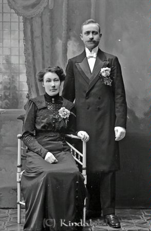 Emil Andersson Kisa
godj
Emil Andersson Kisa
Porträtt med brudpar   Bröllop eller vigsel
Emil och Thurida Andersson  bodde i huset Falerum i Kisa
Möbelsnickare och föreståndare för arbetsförmedlingen
Nyckelord: Emil Andersson