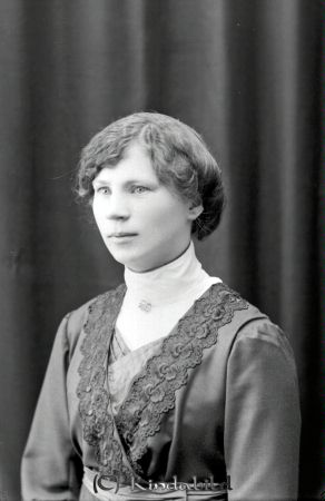 Anna Johansson Föllingsö
godj
Anna Johansson Föllingsö

raja
Anna Johansson var syster till Oskar Johansson i Brostugan.
 Hon var hushållerska hos Ossian Karlsson i Karleby.
 Ossian köpte senare en gård i Hökhult och Anna var med dit.
 Källa: Studiegruppen hembygdsgården 
Nyckelord: Johansson Föllingsö