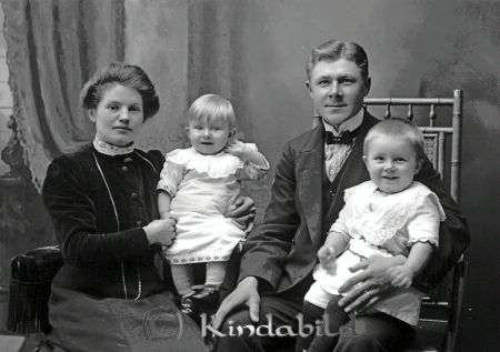  A Lyfvén Kisa
godj
 A Lyfvén Kisa
Grupporträtt med en man en kvinna och två barn

raja
Skomakare Anders Albin Lyvén född 1884 i Norra Vi. Gift 1910 med Elin Andersson född 1884 i Kisa.
Bosatta i Hogstugan Mjellerum.
Barn: Tage Erik född 1911 och Asta Mary Elisabet född 1913.
Enligt Folkräkning 1930 befinner sig Anders Albin Lywén i Amerika.
Enligt husförslängd Kisa reste mannen till Amerika 1914.
Fotot är väl taget inför avresan. 
Källa: Gerd Pettersson

Nyckelord: Lyfvén Kisa