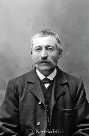 C J Borén Västra lund Horn
godj
C J Borén Västra lund Horn

raja
Karl Johan Borén född 1853 i Västra Eneby, död 1923 i Finede �?stra Lund. Gift med Hedvig Andersdotter född 1850 i Locknevi.
Barn: Sedonia Frideborg född 1878 i Lockneni, gift Karlsson, död 1962 i Tyrislund, Tyrisfors.
Ester Emilia född 1882 i Tjärstad, ogift, död 1963 i Tyrislund
Källa: Sv Dödbok och Folkräkning 1890. 
Källa: Gerd Pettersson

Nyckelord: Borén Västra lund