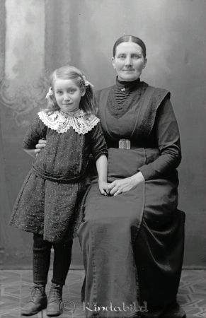 Alma Malm Hycklinge
godj
Alma Malm Hycklinge
Grupporträtt med en kvinna och ett barn
Nyckelord: Malm Hycklinge
